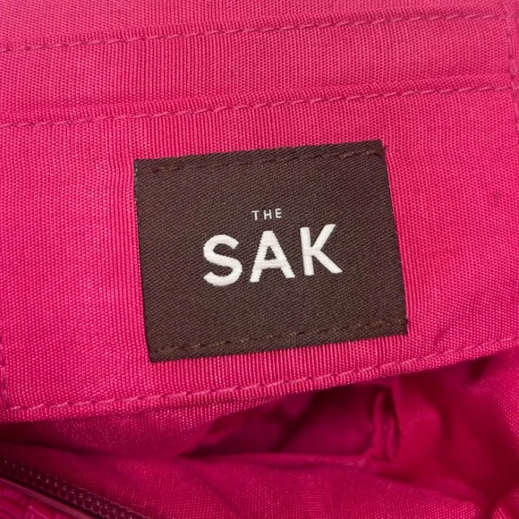 The Sak Woven Pink Fuchsia Cotton Silver Charm Zip Shoulder Bag NWOT - Picture 10 of 13